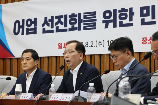 조승환(가운데) 해양수산부 장관이 2일 오전 국회 본청에서 열린 '어업 선진화를 위한 민·당·정 협의회'에서 발언하고 있다.<연합뉴스>